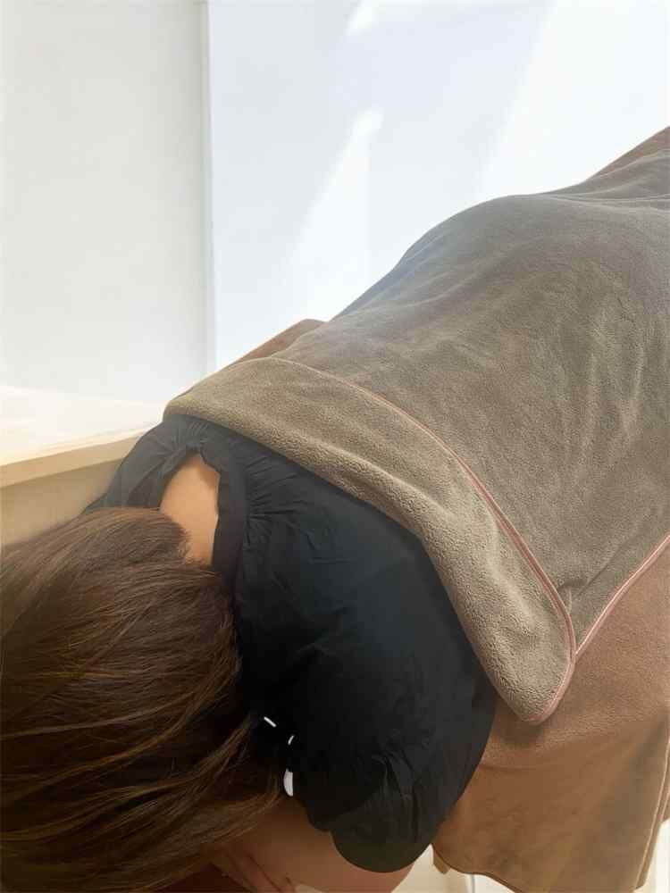多彩な施術に対応する服装に着替え